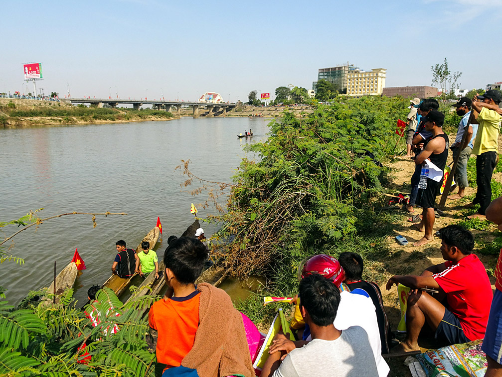 Lễ hội đua thuyền độc mộc truyền thống trên sông Đắk Bla Kon Tum