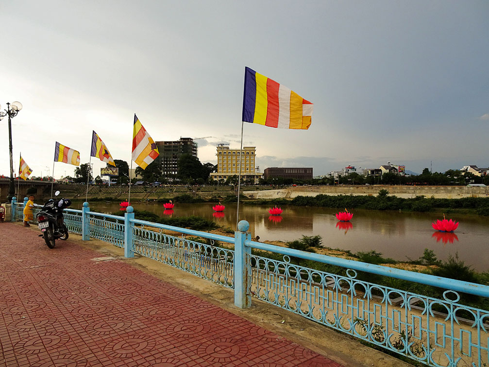 Bờ kè sông Đăk Bla, bên kia sông là khách sạn và quán cà phê innochin ( hotel Đông Dương )