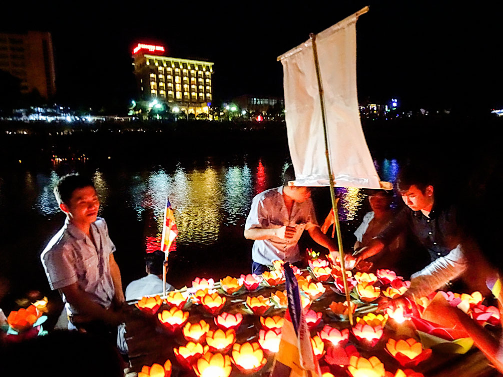 Lễ hội thả Hoa Đăng trên Sông Đắk Bla ( Hoa Đăng chùa Thanh Trung Kon Tum )