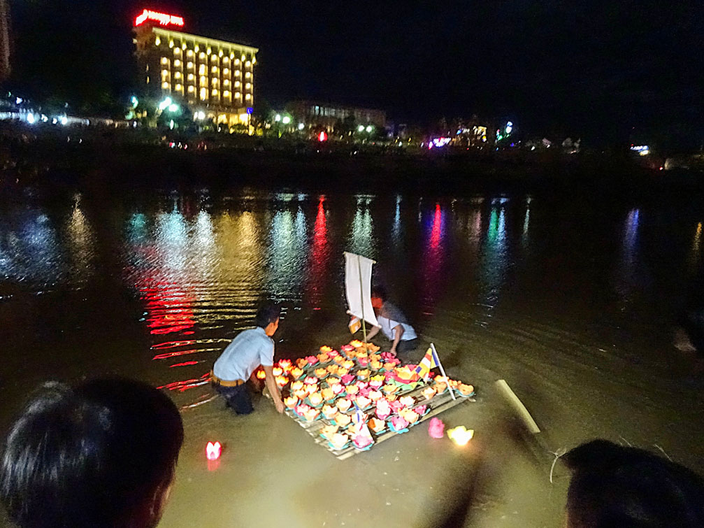 Thả đèn Hoa Đăng mừng đại lễ Phật Đản năm 2017 trên sông Đắk Bla tp Kon Tum