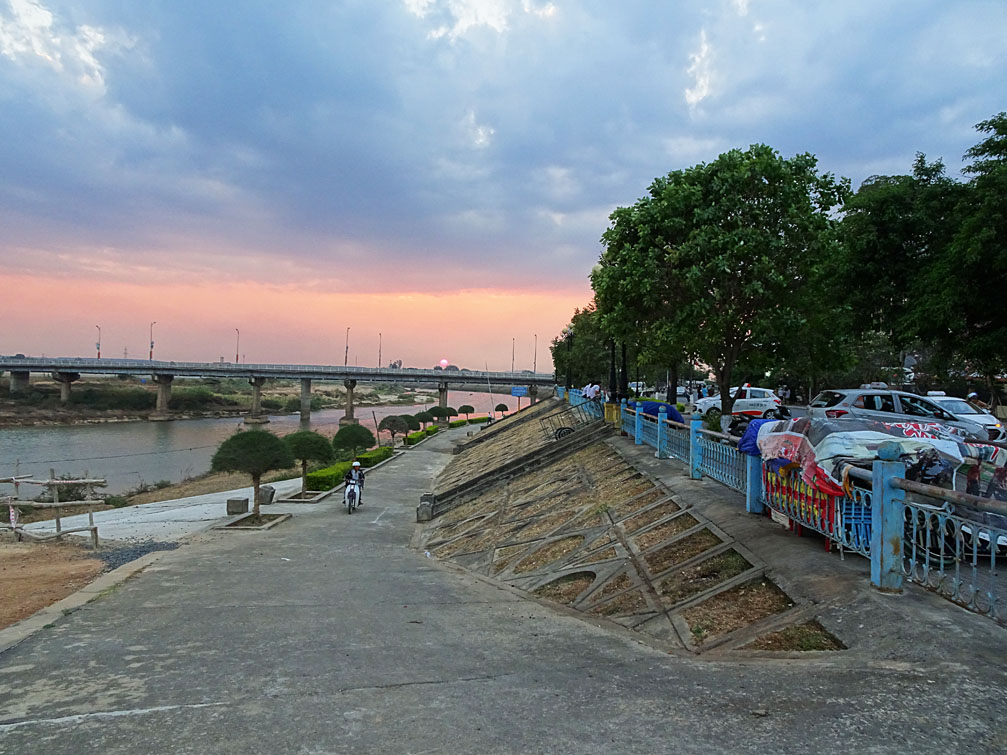 Hoàng hộn đường Bạch Đằng bên sông Dak Bla Tp Kon Tum
