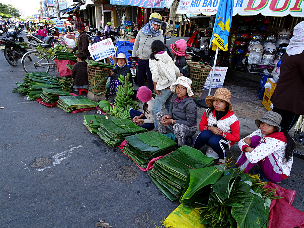 Lá dong chợ tết Kon Tum - đường Lê Hồng Phong