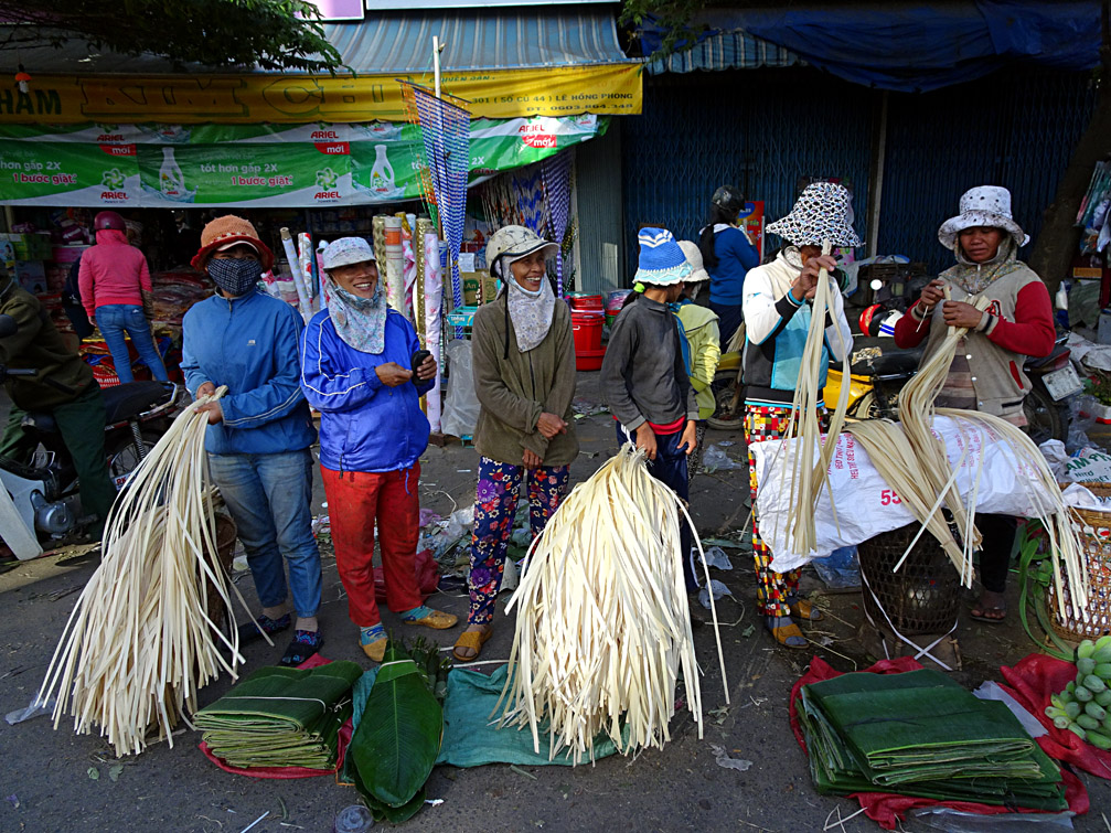Bán lạt gói bánh chưng tại chợ Kon Tum tây nguyên