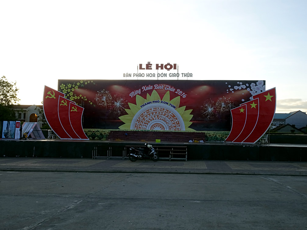 Chuẩn bị lễ hội bắn pháo hoa đón giao thừa - quảng trường thành phố Kontum tỉnh Kon Tum