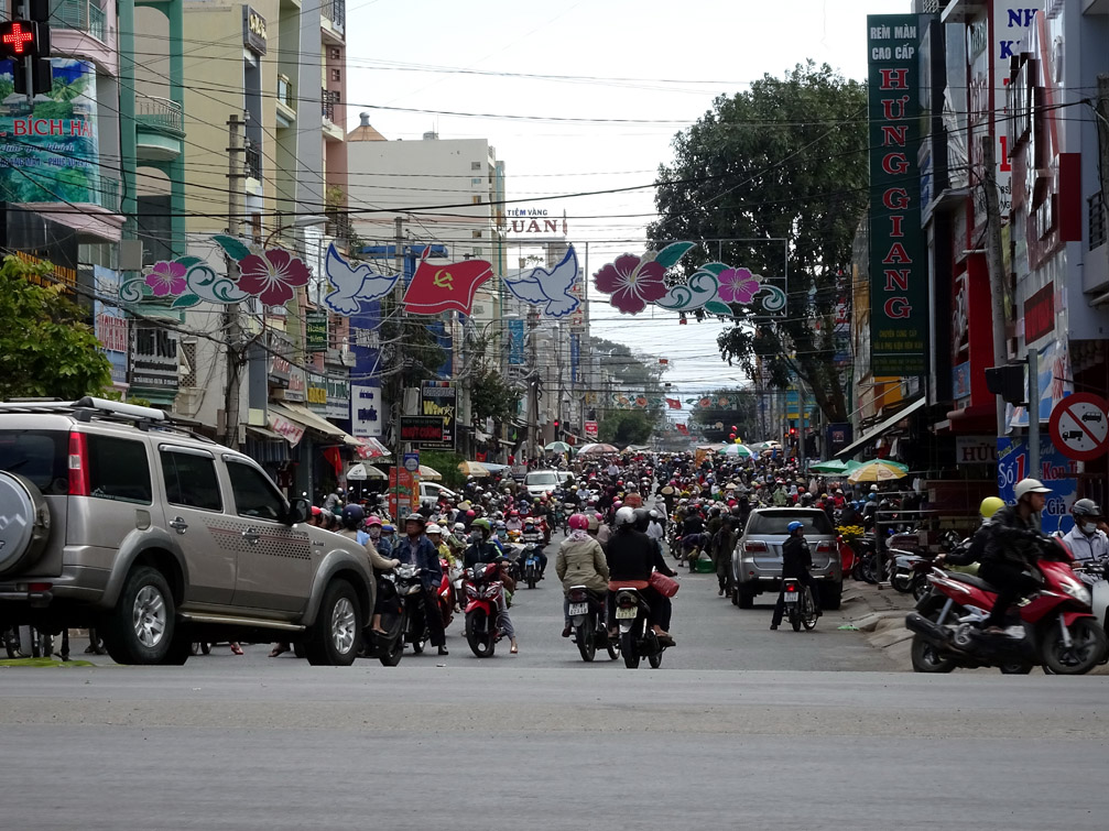 Đường xá ngày 30 tết Kon Tum - đường Trần Hưng Đạo thành phố Kontum