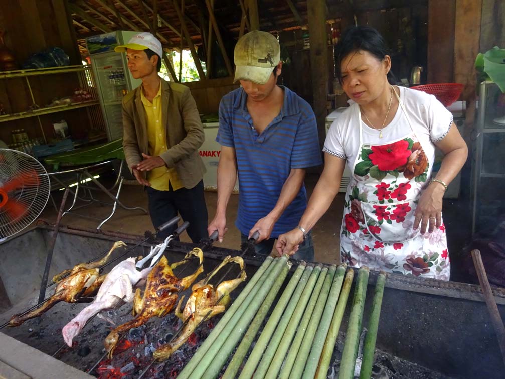 Đặc sản gà nướng cơm lam tây nguyên Kon Plông Kon Tum Việt Nam