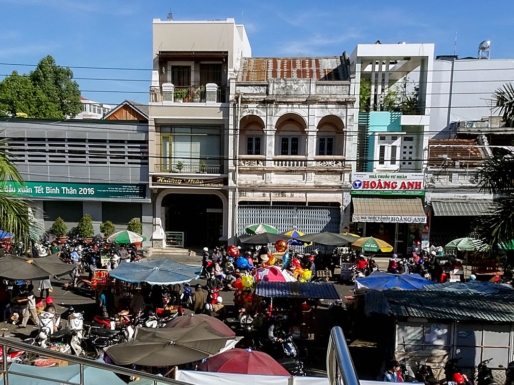 Góc phố Kon Tum nhìn từ siêu thị VinMart - đường Trần Hưng Đạo