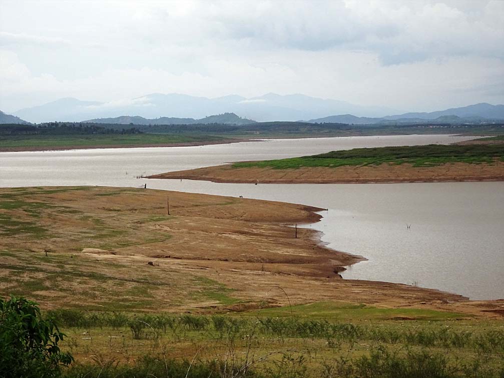 Lòng hồ nước sông suối ao hồ chảy về nhà máy thủy điện Pleikrông