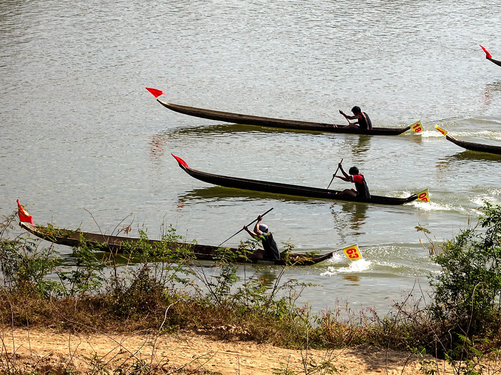 Lễ hội đua thuyền độc mộc làm bằng gỗ Kon Tum Tây Nguyên