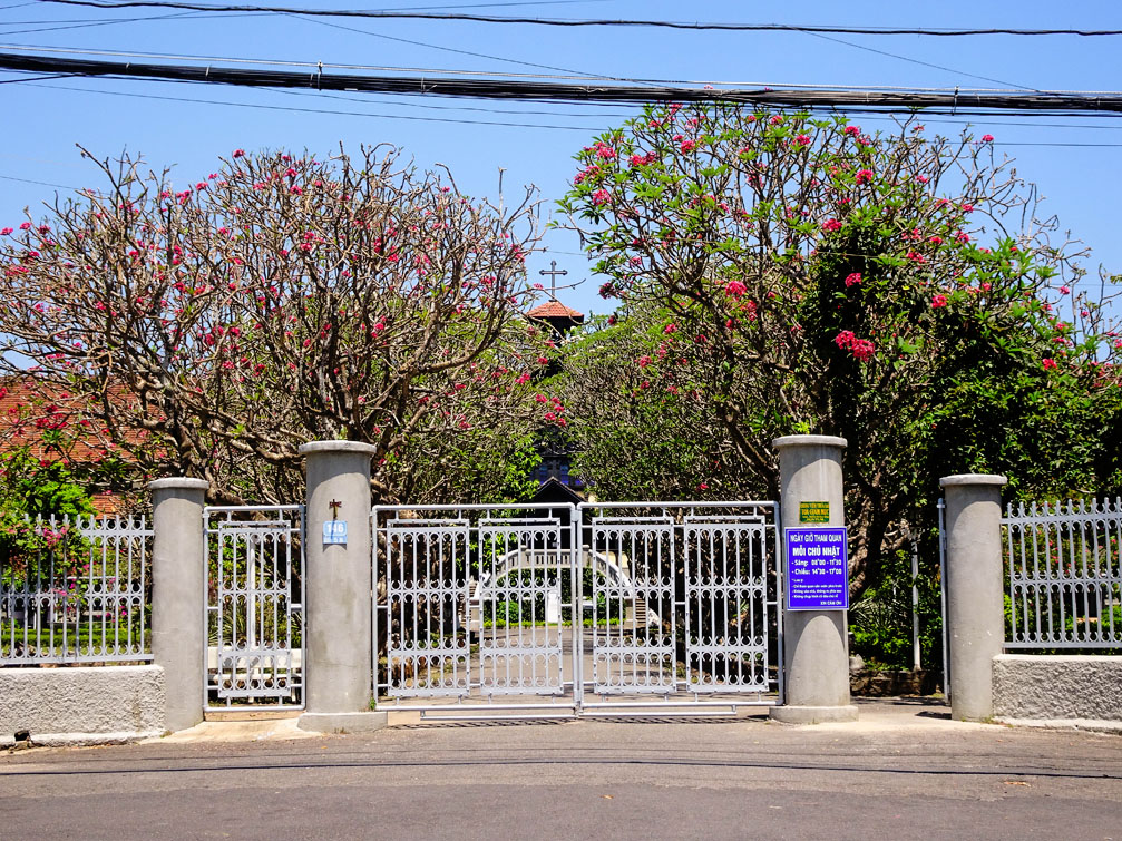 Hình ảnh cây hoa sứ ở chủng viện thừa sai tỉnh Kon Tum