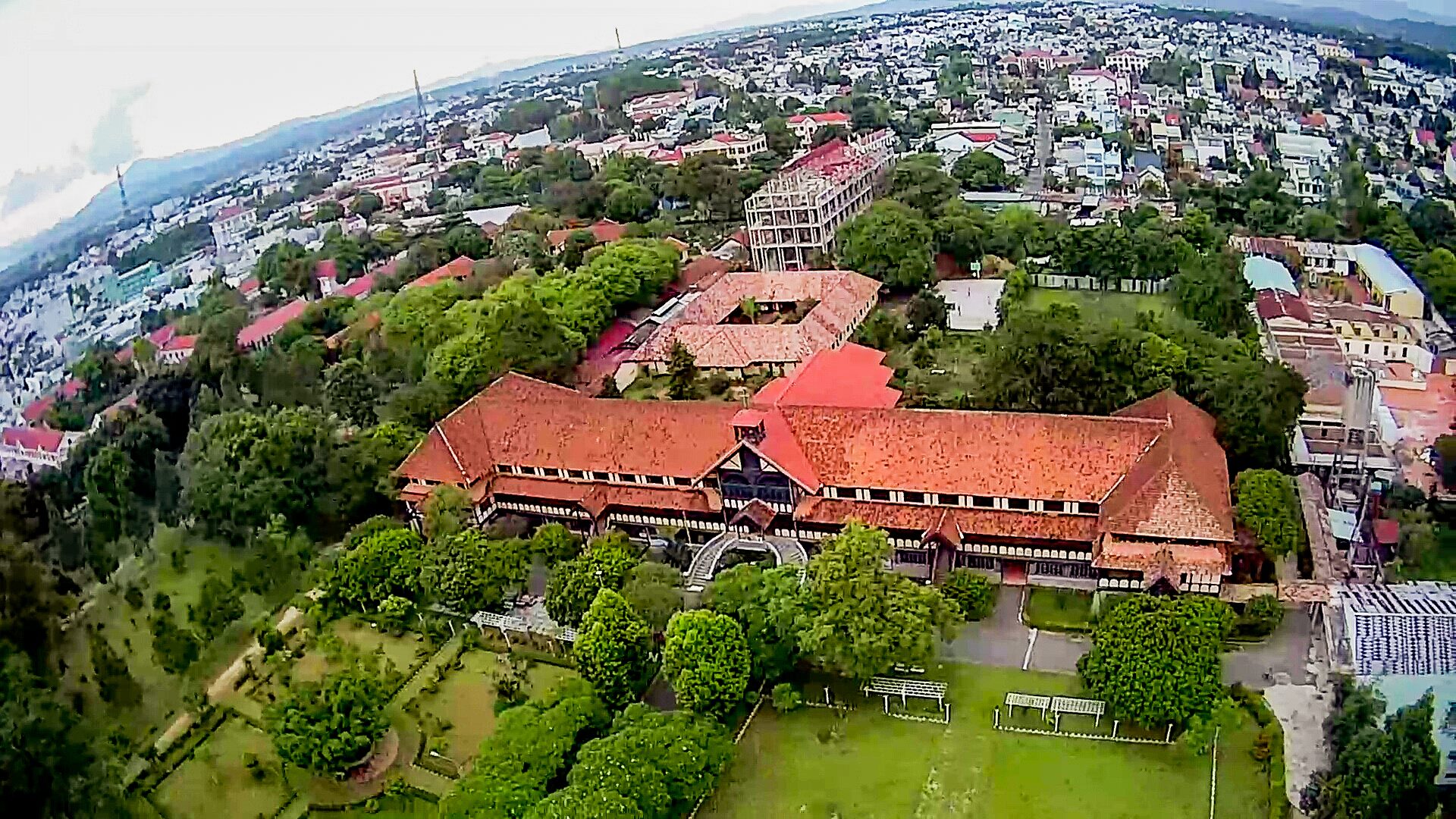 Tòa giám mục chủng viện thừa sai thành phố Kon Tum nhìn trên cao