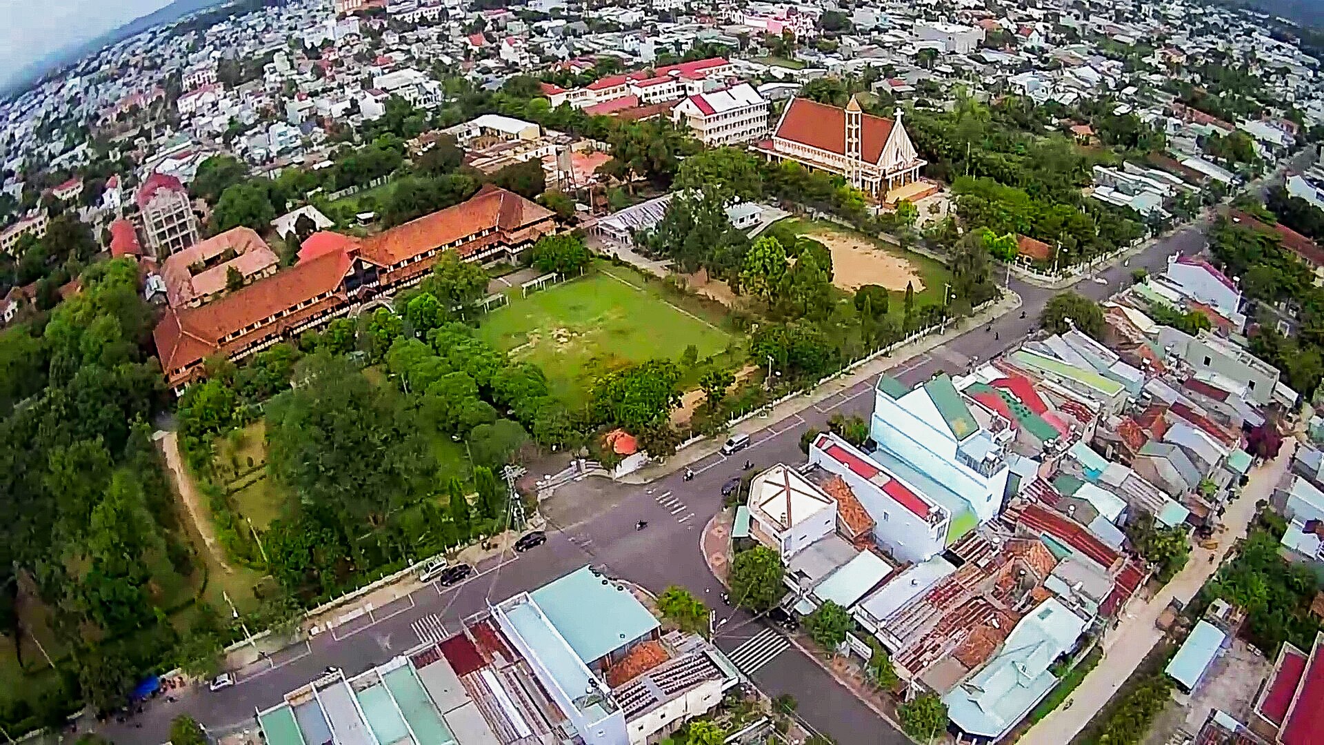 Tòa giám mục chủng viện thừa sai thành phố Kon Tum nhìn trên cao