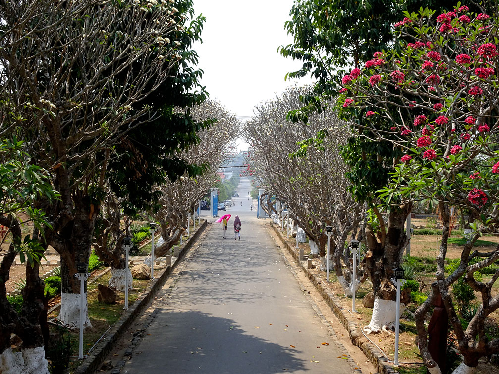 Tòa Giám Mục Kon Tum nhìn ra đường Nguyễn Văn Trỗi tp Kon Tum