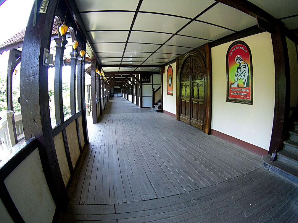 Hành lang bên trong tòa Giám Mục Kon Tum