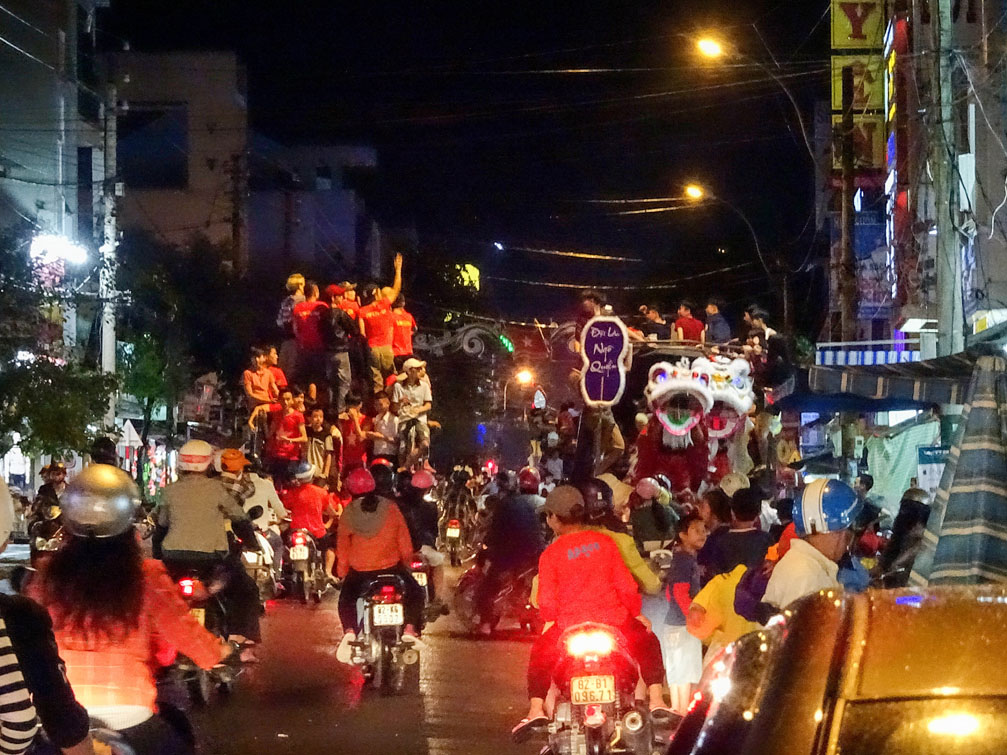 Vui Trung Thu tại đường Trần Phú tp Kon Tum