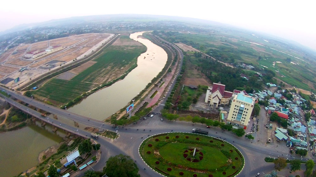 Hình ảnh thành phố Kon Tum nhìn trên cao, khu vực bồ sông Đăk Bla