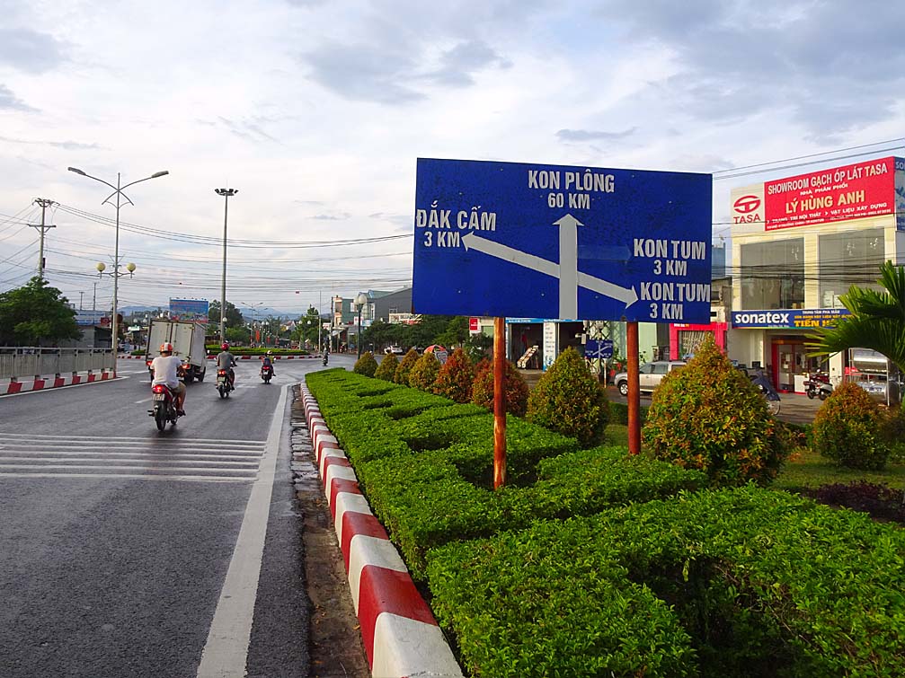 Khoảng cách từ thành phố Kon Tum đi khu du lịch Măng Đen huyện Kon Plông là 60 Km