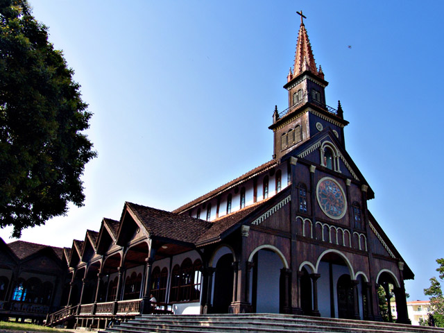 Nhà thờ Gỗ, địa chỉ đường Nguyễn Huệ tp Kon Tum