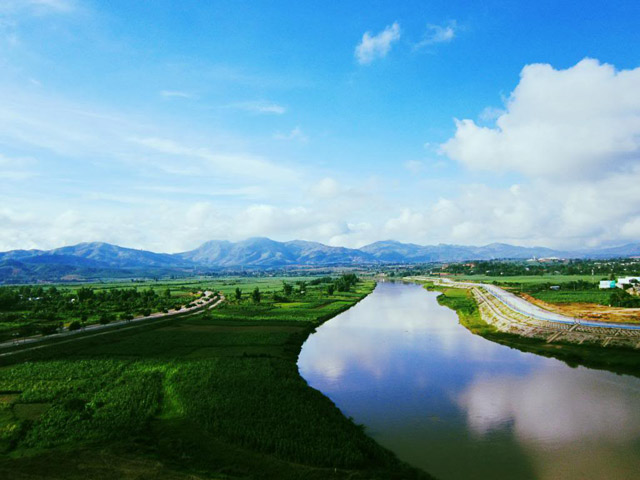 Sông đắk Bla đoạn qua tp Kon Tum ( Đắk Bla chảy qua tỉnh Kon Tum, Gia Lai đổ ra sông Sê San)