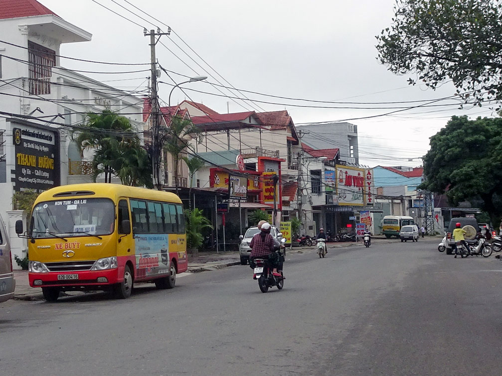 Bến xe buýt tại thành phố Kon Tum: Đường Nguyễn Huệ khu vực nhà thờ Tân Hương