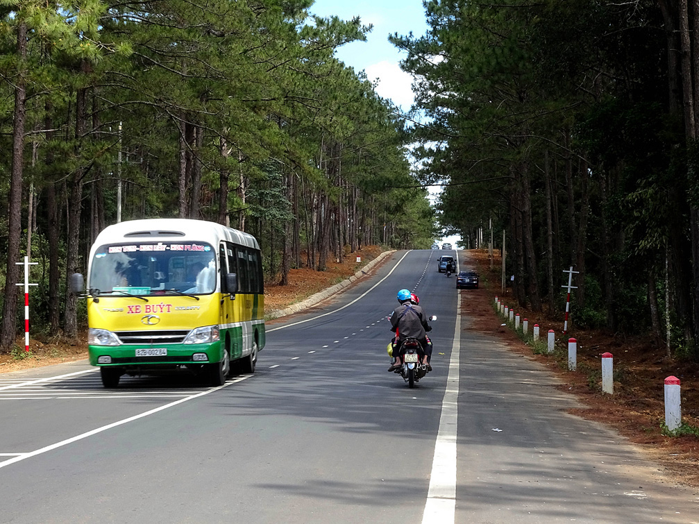 Xe buýt Thái Hòa Tây Nguyên trên lộ trình Măng Đen - TP. Kon Tum