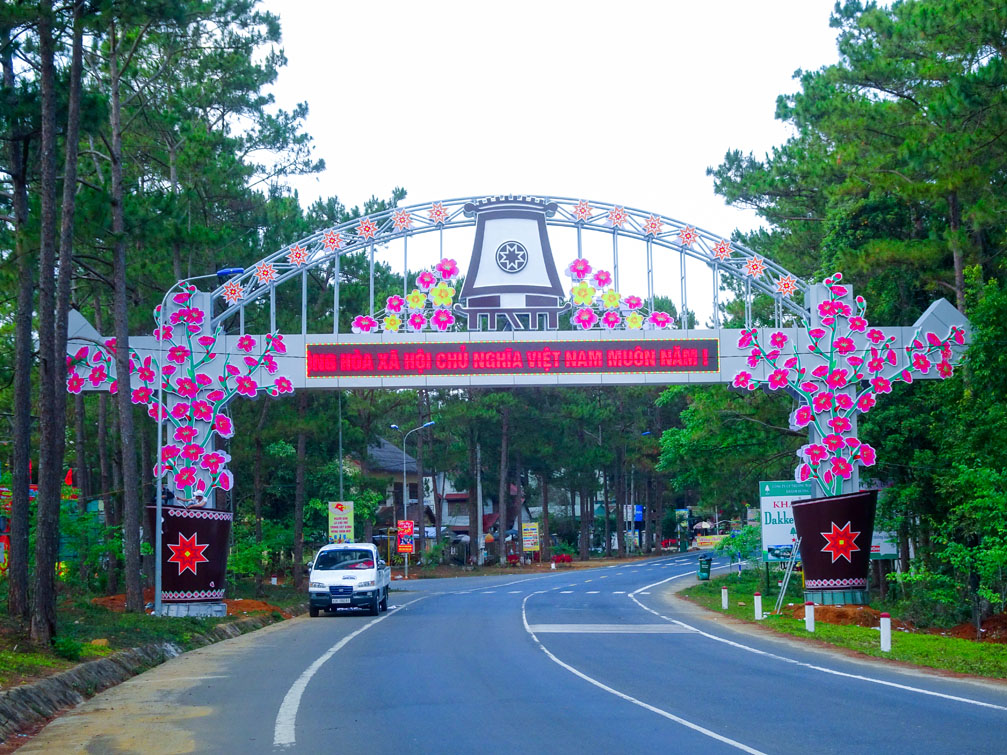 Cổng chào thị trấn Măng Đen huyện Kon Plong
