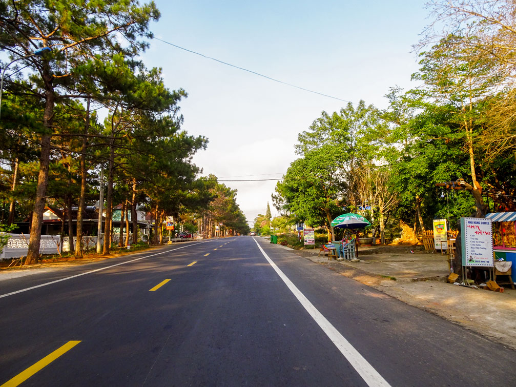 Quốc lộ 24 đường Kon Tum đi Quảng Ngãi đi qua khu vực thị trấn Măng Đen