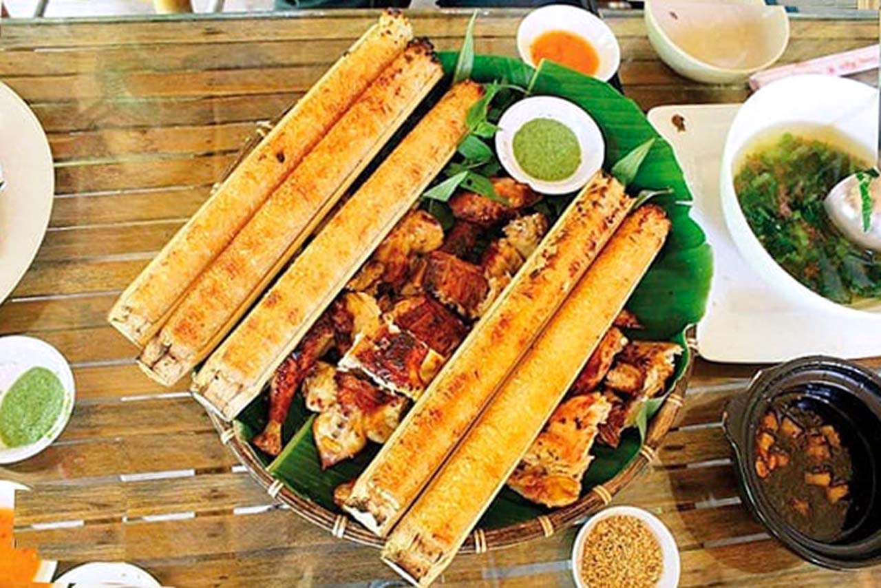 Đặc sản cơm Lam gà nướng Măng Đen