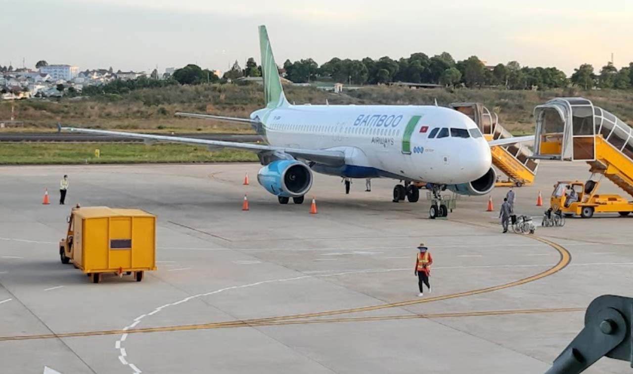 Hình ảnh máy bay của hãng hàng không Bamboo Airways tại sân bay Pleiku