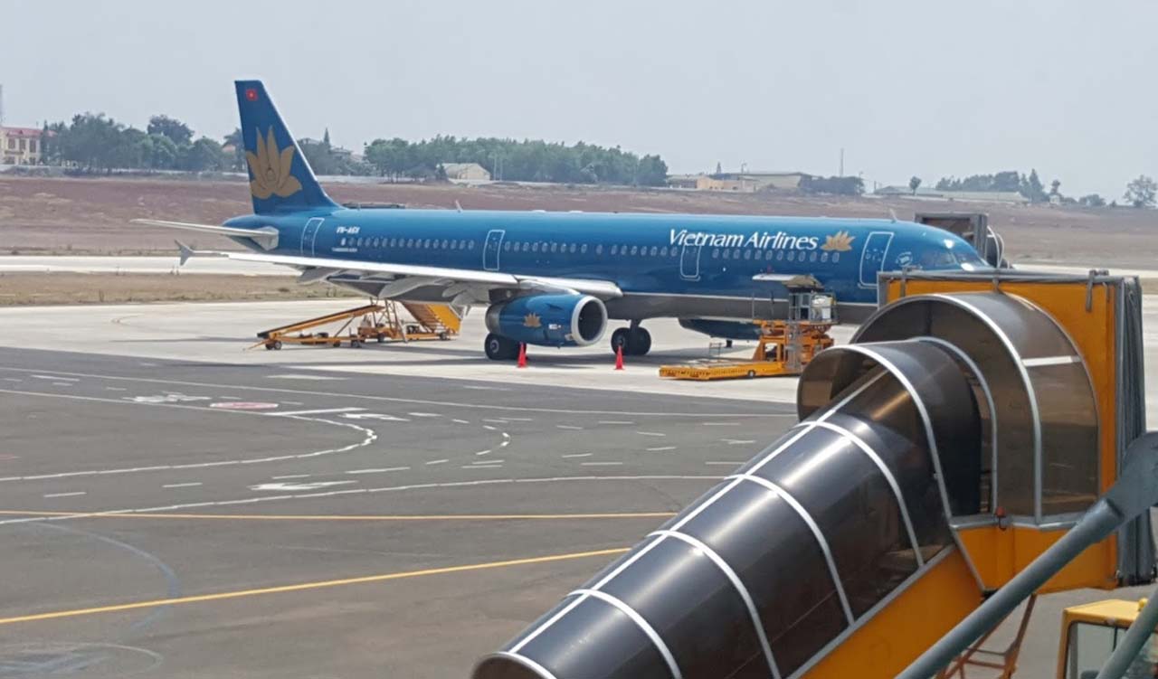 Hình ảnh máy bay cửa hãng hàng không Vietnam Airlines tại sân bay Pleiku