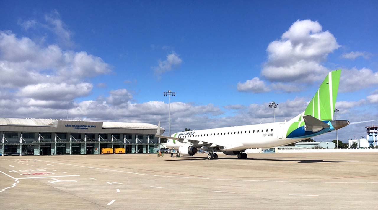 Hình ảnh máy bay của hãng hàng không Bamboo Airways tại sân bay Pleiku