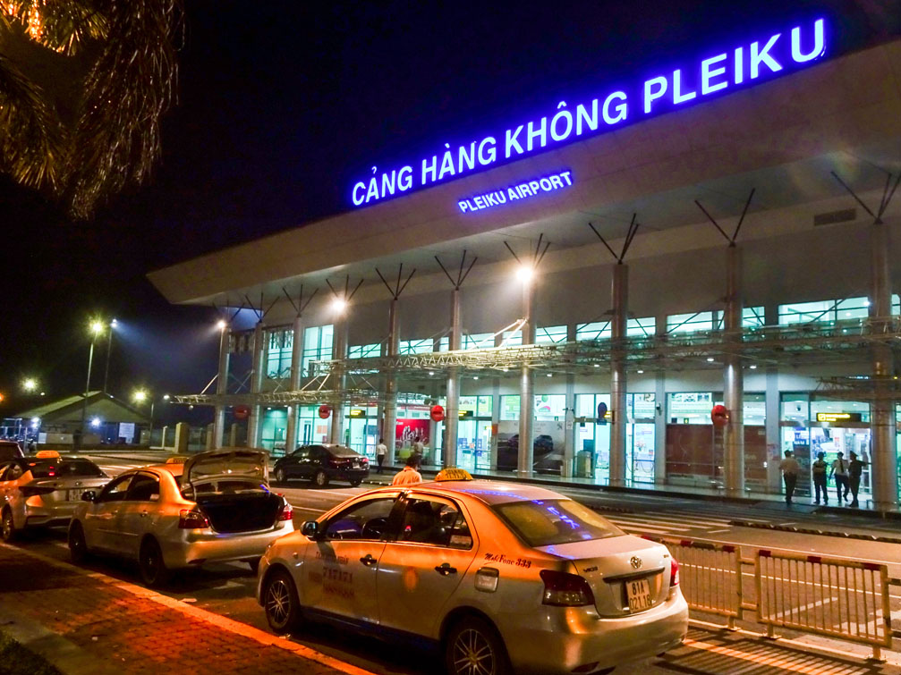 Xe taxi Hùng Nhân tại cảng hàng không Pleiku - Pleiku Airport