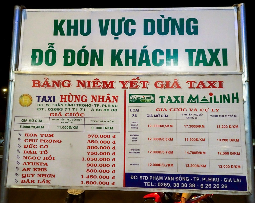 Bảng niêm yết khu vực dừng đỗ đón khách taxi Mai Linh, Hùng Nhân tại sân bay Pleiku