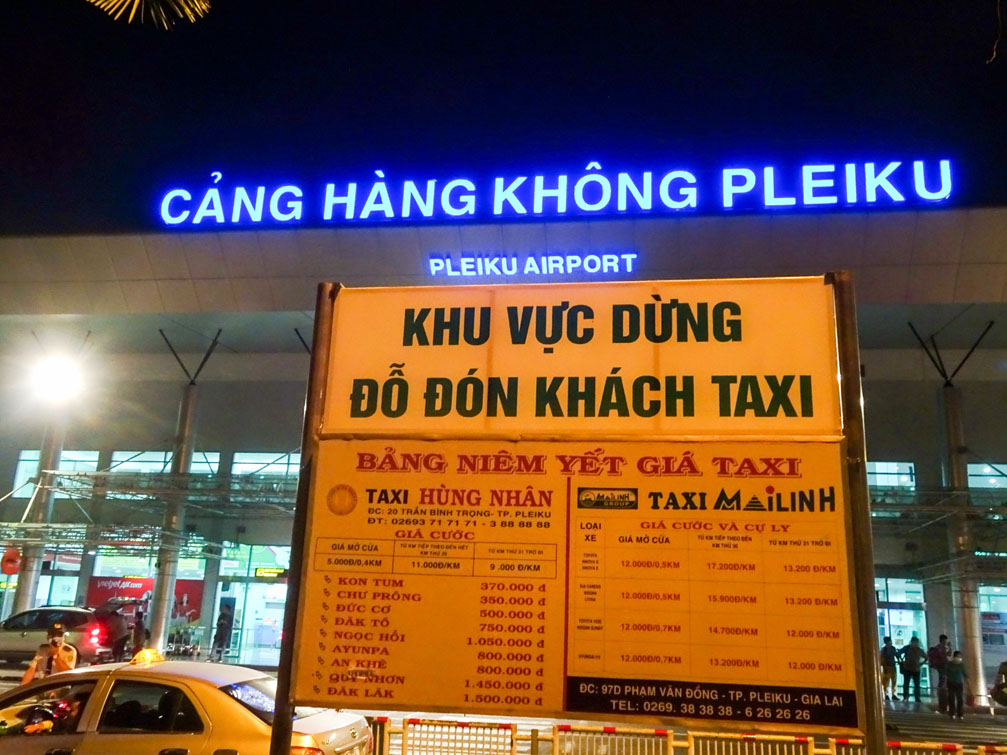 Khu vực dừng đỗ đón khách taxi Mai Linh, Hùng Nhân tại sân bay Pleiku