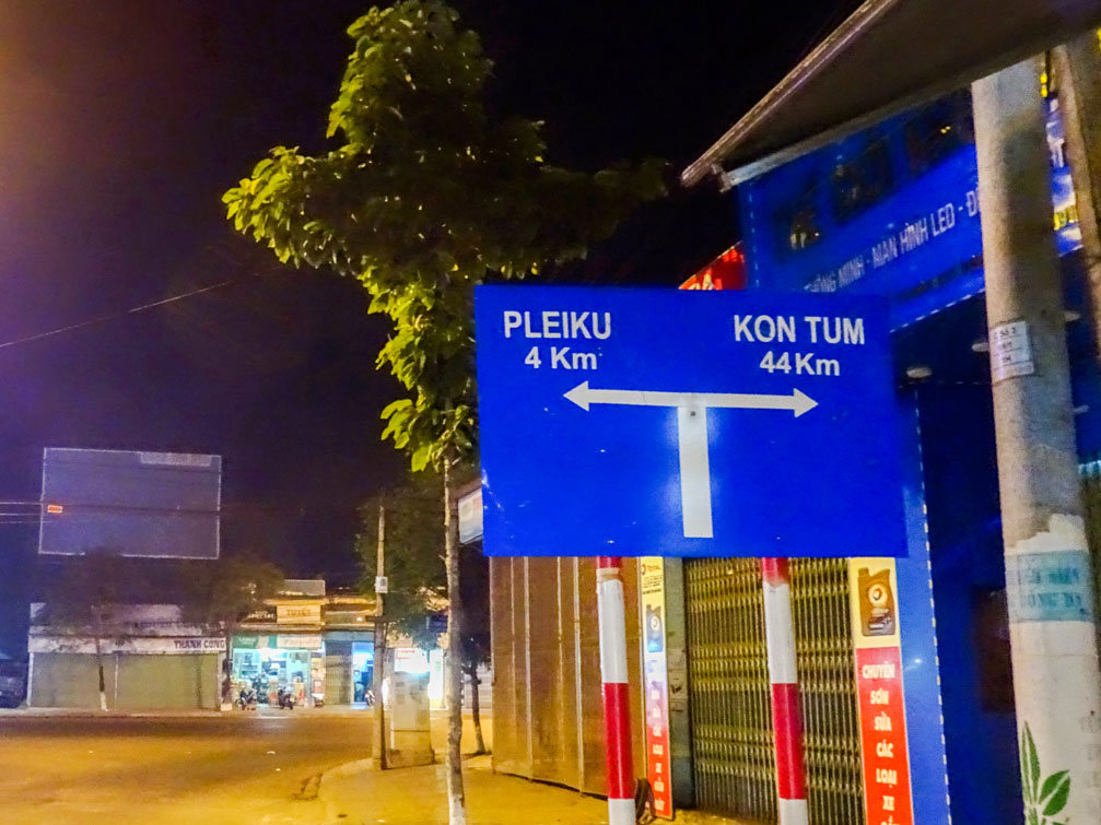 Khoảng cách từ sân bay Pleiku về Tp Pleiku tỉnh Gia Lai 4km, về Tp Kon Tum tỉnh Kon Tum 44Km