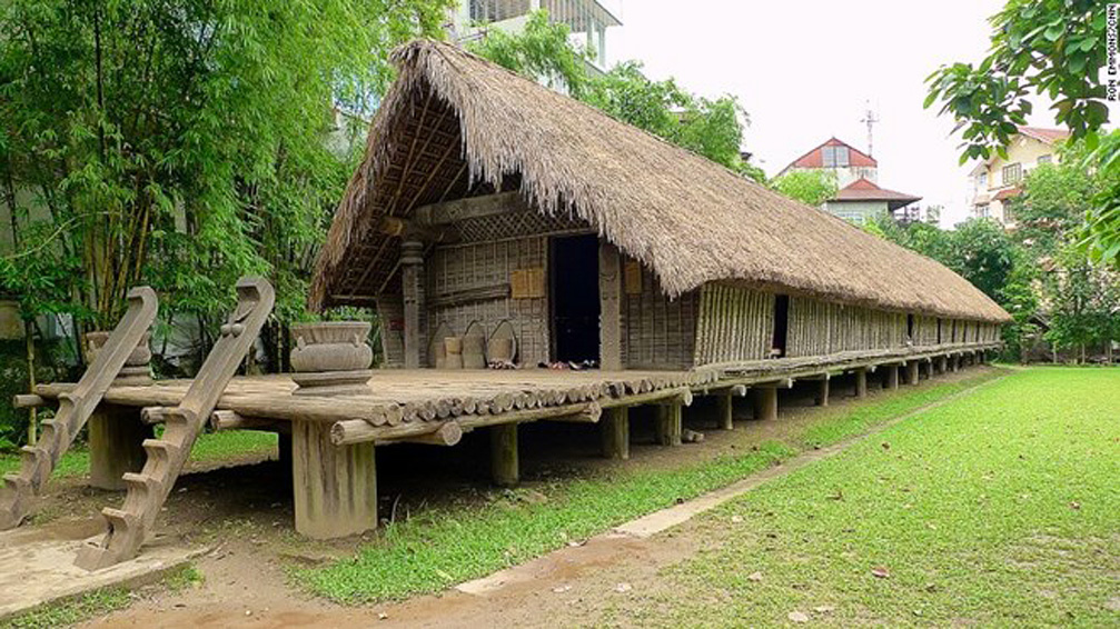 Nhà sàn dài: Nhà sàn dài là biểu tượng văn hóa của người dân miền núi Việt Nam. Đến năm 2024, các nhà sàn đã được phục dựng và duy trì để bảo tồn giá trị văn hóa. Đây là nơi lưu giữ những ký ức và truyền thống của dân tộc. Các tác phẩm nghệ thuật đương đại được trình diễn trên những nền tảng nhà sàn để mang đến trải nghiệm tuyệt vời cho những người tìm hiểu và thưởng lãm.
