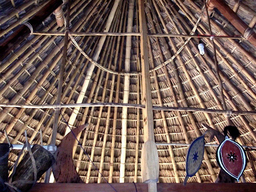 Nhà rông được làm bằng tre nứa truyền thống