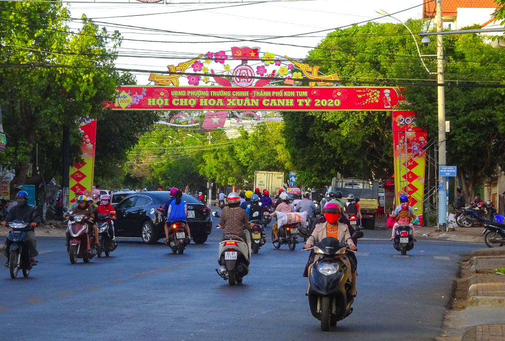 Cổng chợ hoa xuân tại đường Trần Phú thành phố Kon Tum tỉnh Kon Tum