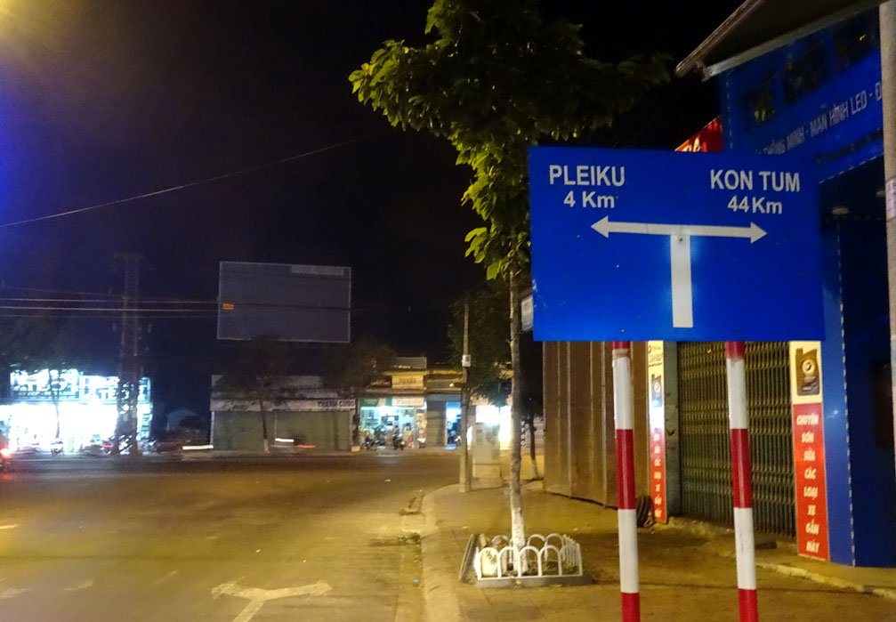 Khoảng cách chiều dài đoạn đường từ sân bay Pleiku về Tp Pleiku tỉnh Gia Lai 4km, về Tp Kon Tum tỉnh Kon Tum 44Km