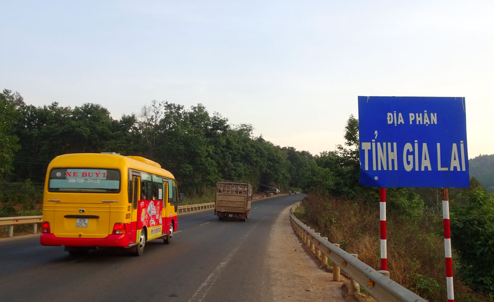 Xe bus Thái Hòa đang trên lộ trình Kon Tum đi Gia Lai